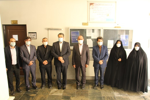 رئیس دانشگاه جامع علمی کاربردی استان آذربایجان شرقی با تعدادی از خانواده های شهدا دیدار کرد