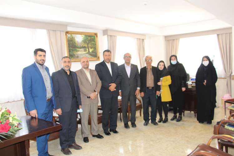 رئیس دانشگاه جامع علمی کاربردی استان آذربایجان شرقی با تعدادی از خانواده ایثارگران دیدار کرد