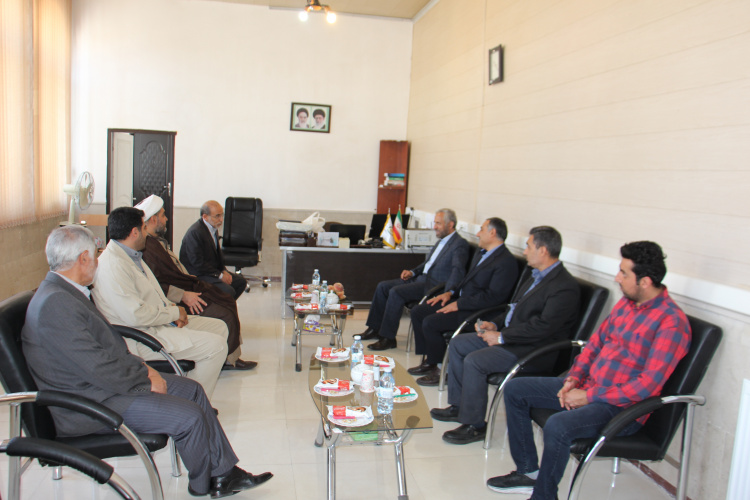 سرپرست دانشگاه جامع علمی کاربردی استان آذربایجان شرقی با تعدادی از خانواده های شهدا دیدار کرد