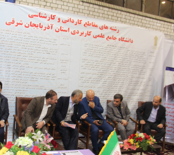 دکتر عابدزاده سرپرست دانشگاه جامع علمی کاربردی استان آذربایجان شرقی از نمایشگاه ربع رشیدی بازدید کرد