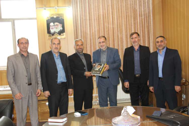 رئیس دانشگاه جامع علمی کاربردی استان آذربایجان شرقی با مدیرکل بنیاد شهید و امور ایثارگران آذربایجان شرقی دیدار و گفتگو کرد