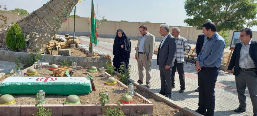 رئیس دانشگاه جامع علمی کاربردی استان آذربایجان شرقی از نمایشگاه دفاع مقدس مرکز آموزش علمی کاربردی شبستر بازدید کرد