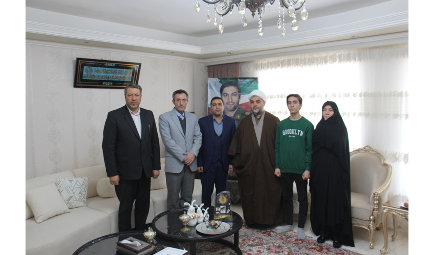 رئیس دانشگاه جامع علمی کاربردی استان آذربایجان شرقی با خانواده شهید جواد افشاری دیدار کرد